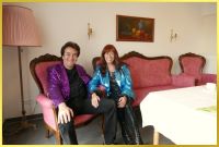 Sch�ne, romantische Sofaecke mit Schatzi und Schlagerpiratin.