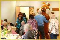 Osterhase tanzt mit Publikum.