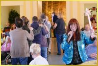 Schlagerpiratin singt, Senioren tanzen beim Fr�hlingsfest.