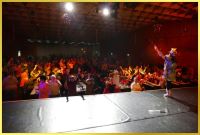 Mega gro�e B�hne. Schlagerpiratin animiert 600 Karnevalsjecken zum mitsingen.