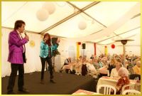 Gro�es Festzelt.Schatzi & die Schlagerpiratin singen!