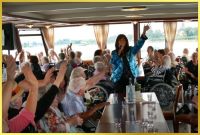 H�nde zum Himmel mit Schlagerpiratin auf dem Rheinschiff.