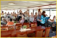 Senioren feiern auf einem Schiff mit der Schlagerpiratin.