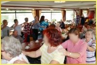 Polonaise mit Schlagers�ngerin Marina auf dem Rheinschiff.