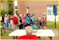 Polonaise durch den Nieselregen beim Sommerfest.