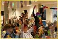 Und dann die H�nde zum Himmel. Ganzer Saal voll G�ste singt mit Schlagers�ngerin mit.