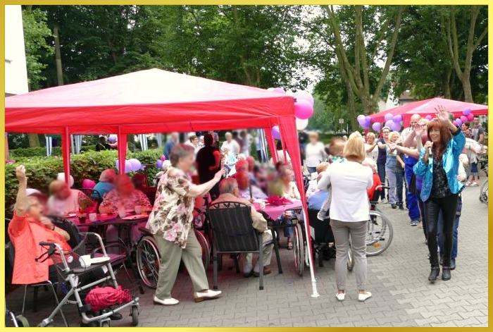 Polonaise. Schlagerpiratin singt und f�hrt an.