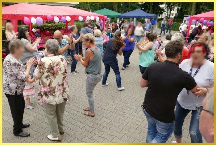 Schlagerpiratin beim Sommerfest. Leute tanzen auf dem Platz zwischen den St�nden.