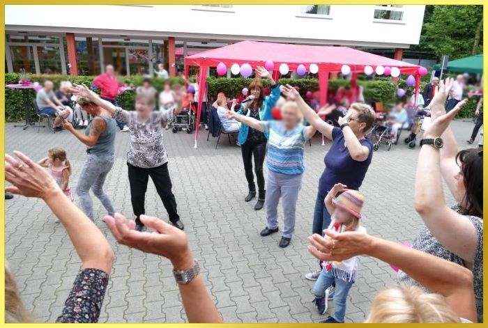 Schlagerpiratin singt auf dem Festplatz. G�ste singen mit und heben die H�nde zum Himmel.