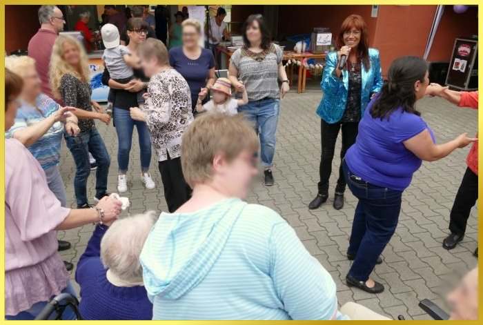Die Schlagerpiratin singt, Publikum schunkelt. Open Air Sommerfest.