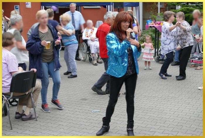 Die Schlagers�ngerin Marina singt beim Open Air Sommerfest.