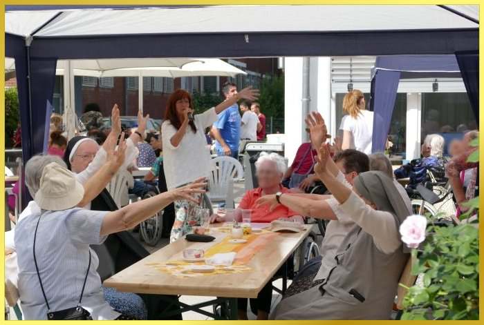 Schlagerpiratin im Sommerlook singt bei 33 Grad beim Sommerfest!