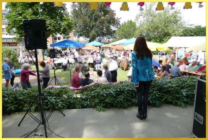 Schlagerpiratin singt beim Sommerfest.
