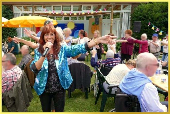 Sommer-Polonaise mit singender Schlagerpiratin.