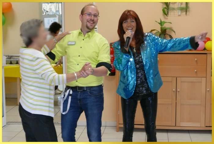 Heimleiter tanzt mit Bewohnerin, Schlagerpiratin singt
