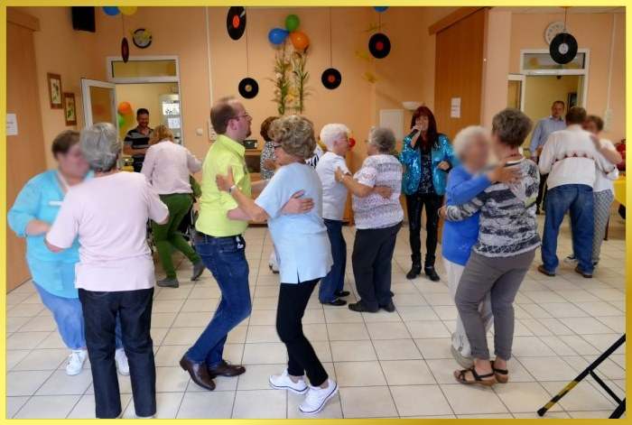 Publikum tanzt im Saal, die Schlagerpiratin singt!