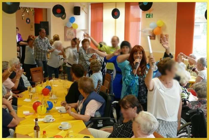 Polonaise im Saal mit Schlagers�ngerin Marina