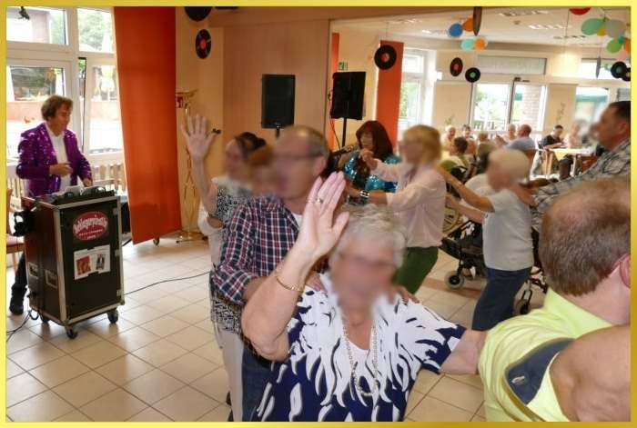 Ian am Mischpult. Davor lustige Polonaise mit Schlagerpiratin und Senioren.