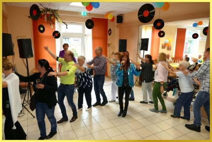 Polonaise im Saal. Alte Schallplatten h�ngen von der Decke.
