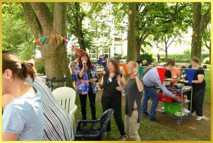Sommerfest unter gr�nen B�umen. Schlagerpiratin singt!