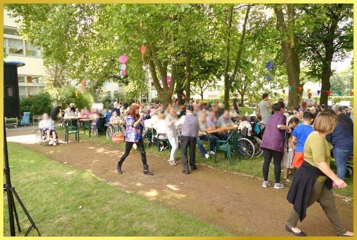 Die Schlagerpiratin l�uft singend �ber den gro�en Platz beim Sommerfest.