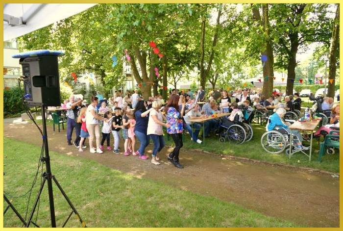 Schlagers�ngerin Marina f�hrt beim Sommerfest die Polonaise an und singt