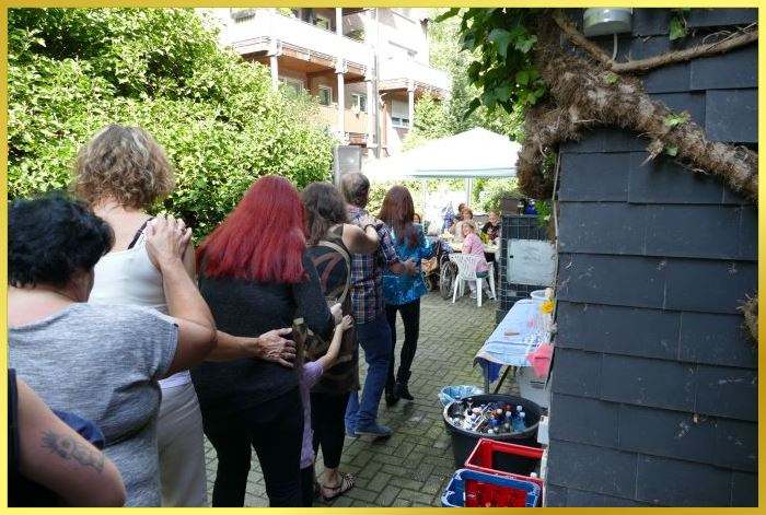 Kleine Polonaise durch den Gartenweg.