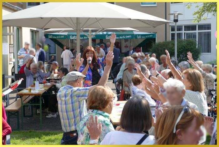 Sommerfest mit Sonnenschein. Open Air. Schlagerpiratin singt.