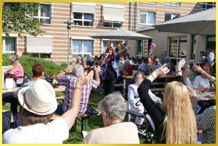 H�nde zum Himmel bei Open Air Sommerfest!