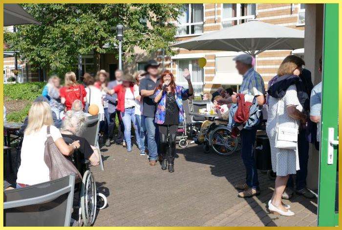 Sommerfest in gro�er Gartenanlage