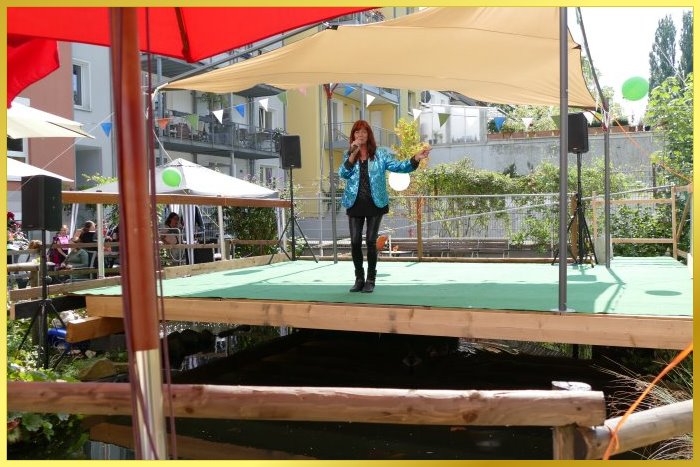 Schlagerpiratin singt auf gro�er B�hne, die �ber einen Teich gebaut wurde!