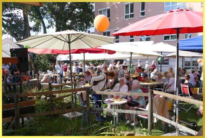 Gro�er Garten mit vielen Leuten beim Sommerfest