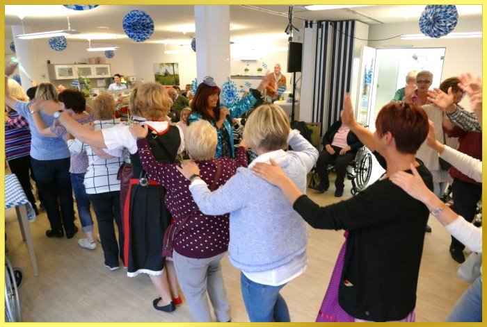 Polonaise beim Oktoberfest. Schlagers�ngerin Marina singt!