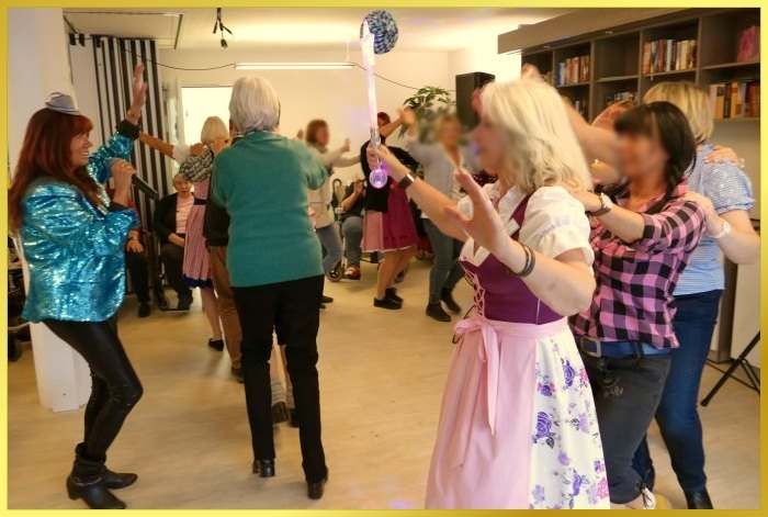 Stimmung im Saal, Schlagerpiratin singt.