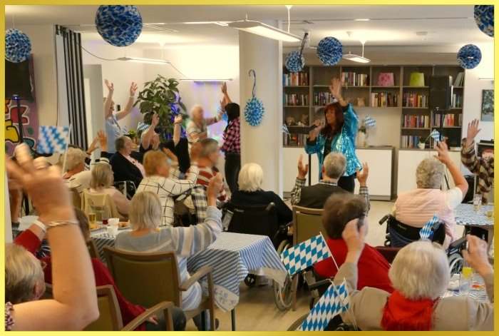 H�nde zum Himmel. Oktoberfest!