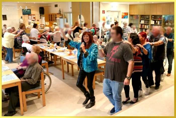 Gro�e Polonaise beim Oktoberfest. Schlagerpiratin singt.