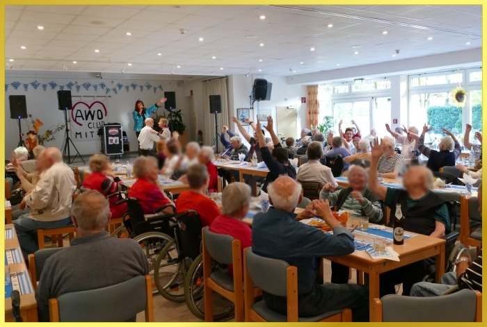 Gro�er Saal, Schlagerpiratin singt auf der B�hne.