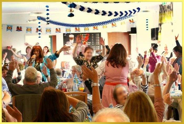 H�nde zum Himmel beim Oktoberfest in Solingen