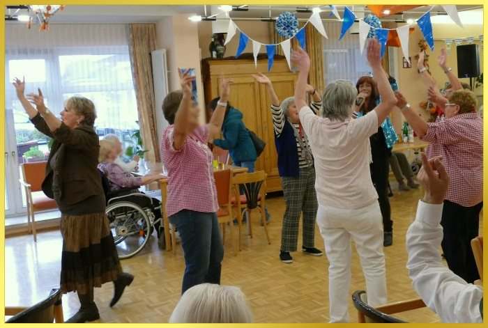 Oktoberfest. Alle singen mit und Arme hoch.