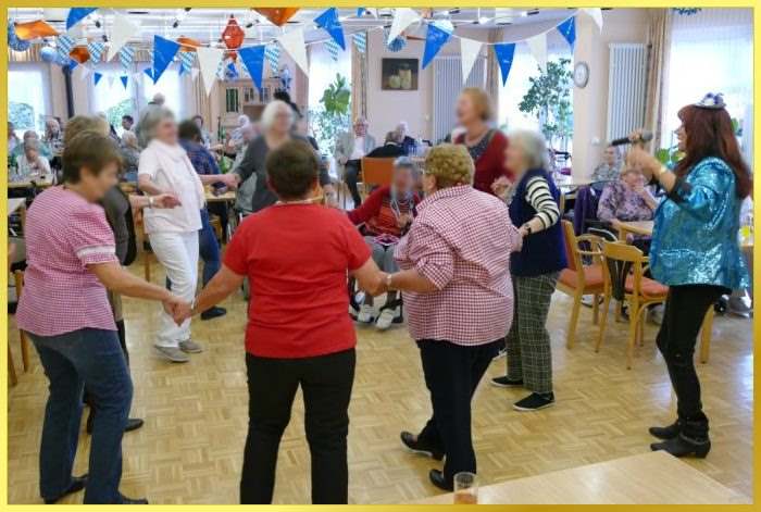 Schunkelrunde im stehen. Schlagerpiratin singt.