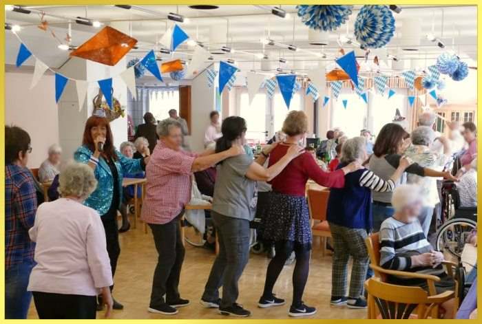 Polonaise beim Oktoberfest. Die Schlagerpiratin singt dazu!