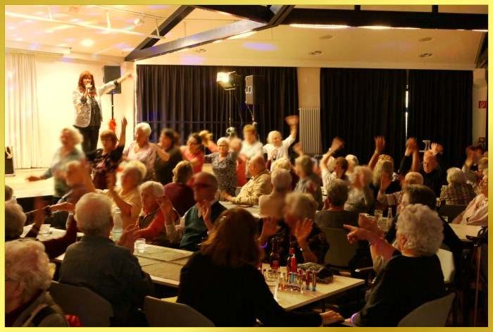 Schlagerpiratin singend auf der B�hne bei der �80 Party