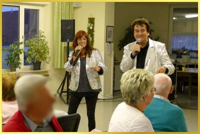 Schatzi und Schlagerpiratin singen gemeinsam im Festsaal