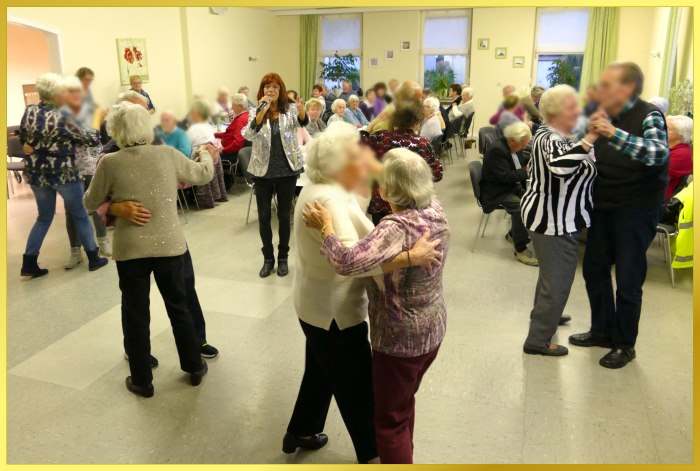 Schlagerpiratin singt, Publikum tanzt.