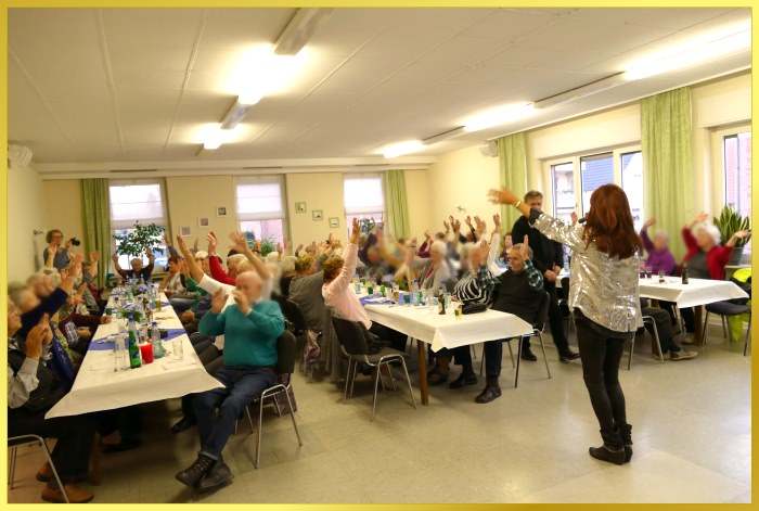 Saal voller Senioren. Schlagers�ngerin Marina singt.