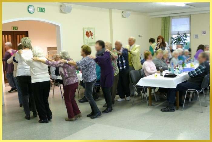 Schlagerpiratin singt. G�ste machen Polonaise.