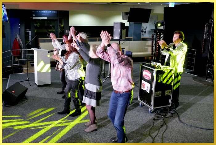 Schatzi und die Schlagerpiratin auf der B�hne im VFL Saal in Bochum.
