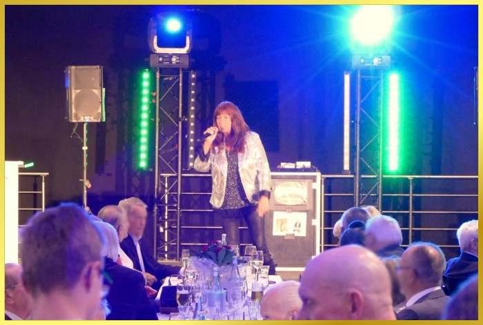 Schlagerpiratin singt auf der gro�en B�hne vor 960 G�sten.