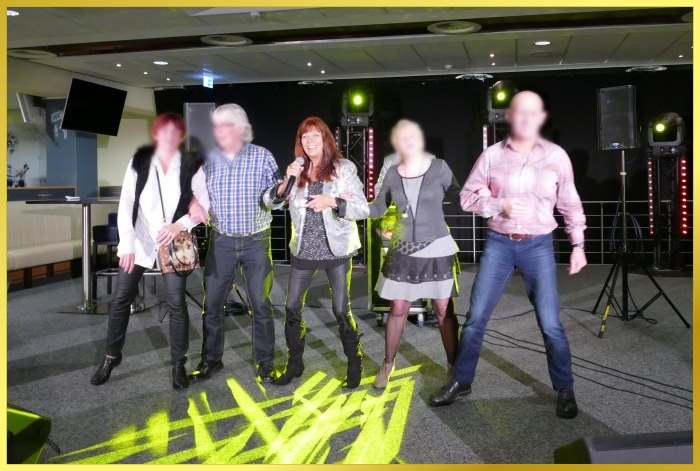 Schlagerpiratin schunkelt und singt mit 2 Paaren auf der B�hne!