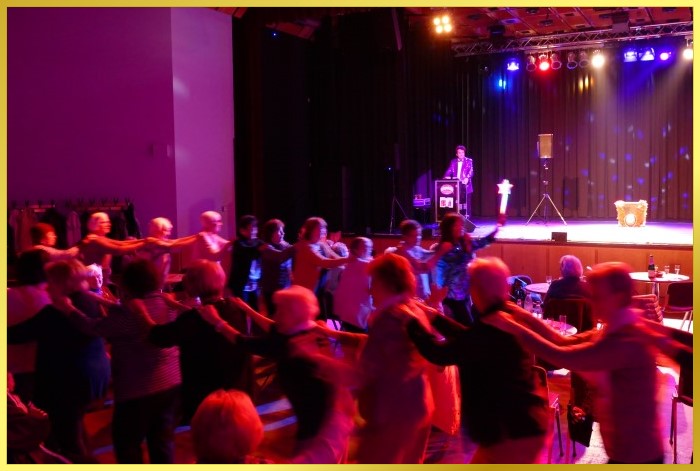 Gro�e Polonaise im Rathaussaal. Schlagerpiratin f�hrt an, Schatzi steht an der Technik auf der B�HNE.